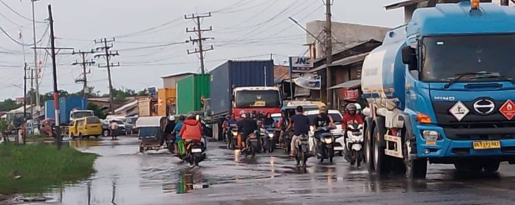 Jalan Utama Keluar Masuk Kota Belawan Terendam Air Laut