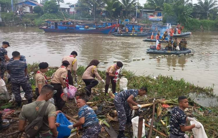 Lantamal I Gelar Prokasih Nasional, Bersihkan Sungai Deli di Belawan