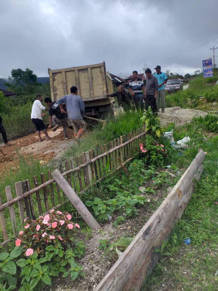 Masyarakat Sijamapolang Perbaiki Jalan Berlobang