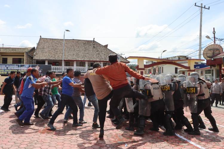 Polres Samosir Gelar Simulasi Pengamanan Pemilu 2024 dengan Skenario Kerusuhan