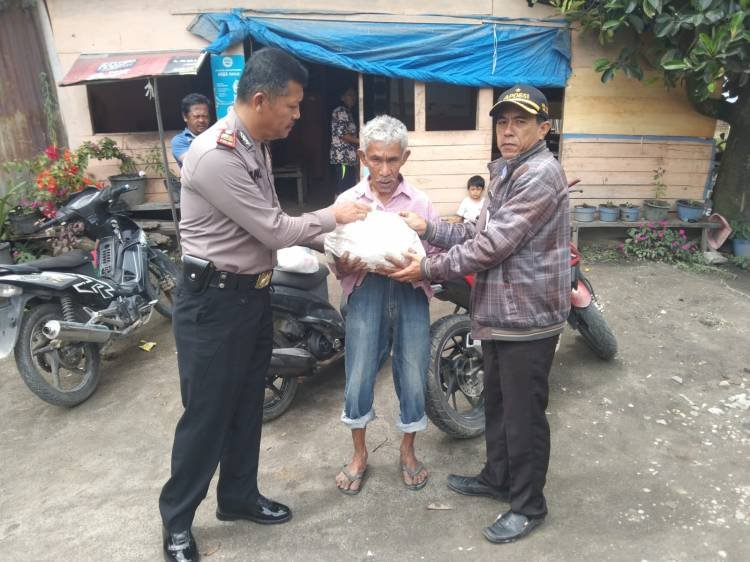 Kapolres Toba Berikan Bantuan kepada Warga Kurang Mampu di Balige