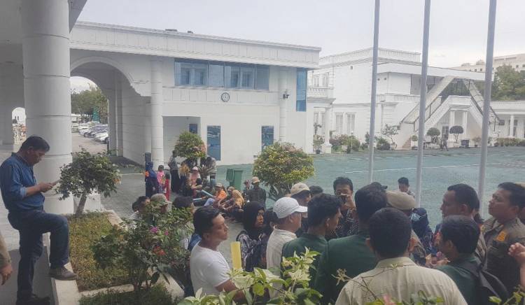 Puluhan Petani Ramunia Mengadu ke Kantor Gubernur Sumut