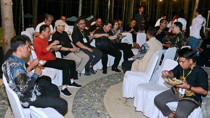 Jokowi Makan Nasi Goreng Bareng Menteri dan Pegiat Seni di IKN