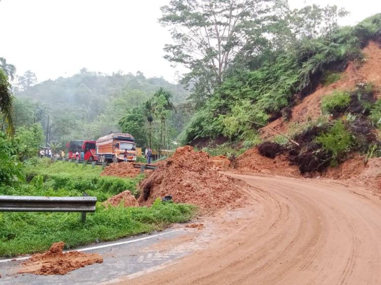 Jalan Nasional Lintas Kota Tarutung-Sibolga Tertutup Longsor Perbukitan