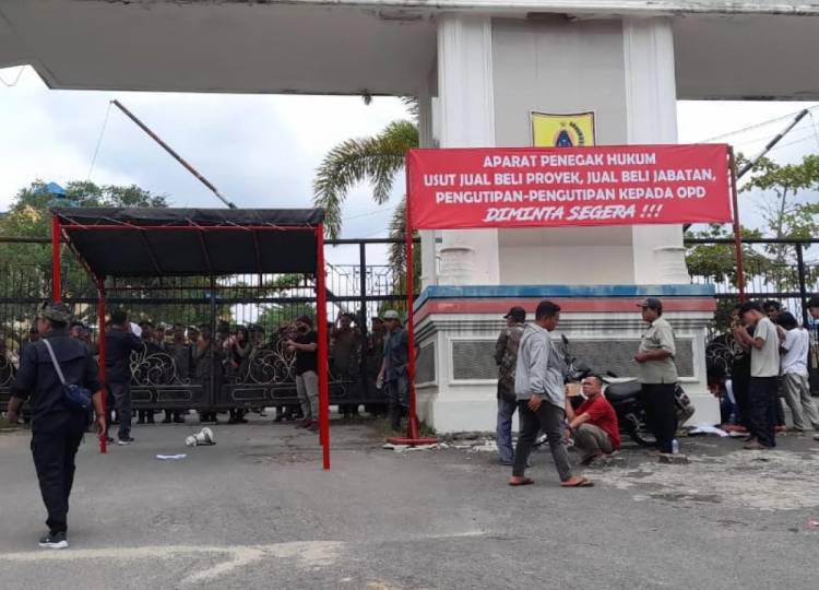 Belasan Warga Berunjuk Rasa di Depan Kantor Bupati Labusel