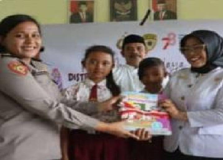 Polres Langkat Bagikan Ratusan Buku Untuk Pelajar di 2 SD Negeri
