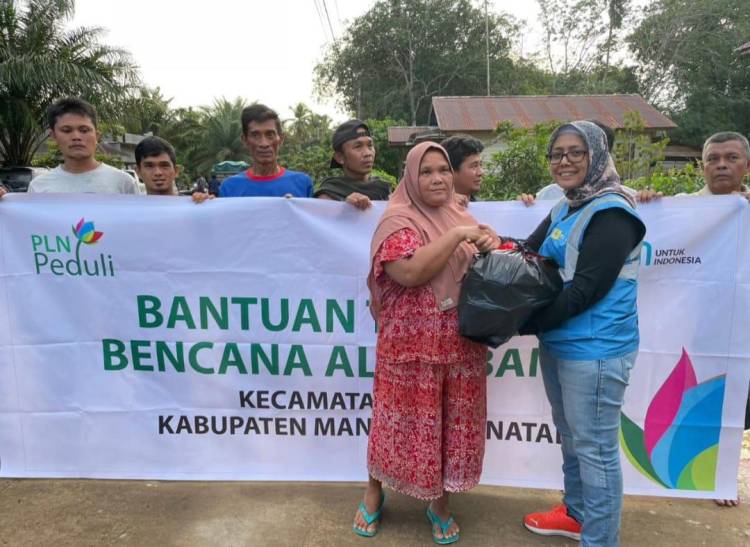 PLN Peduli Salurkan Bantuan Sembako untuk Korban Cuaca Ekstrem di Mandailing Natal