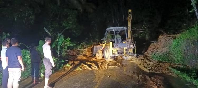 Sempat Tertimbun Longsor Perbukitan, Ruas Jalan Tarutung-Sibolga Kembali Lancar