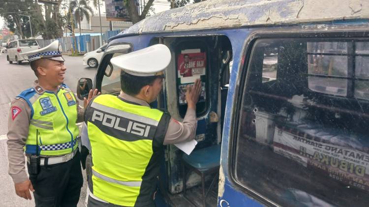 Satlantas Polres Pematang Siantar Bagikan Brosur Imbauan Tertib Berlalulintas ke Pengendara
