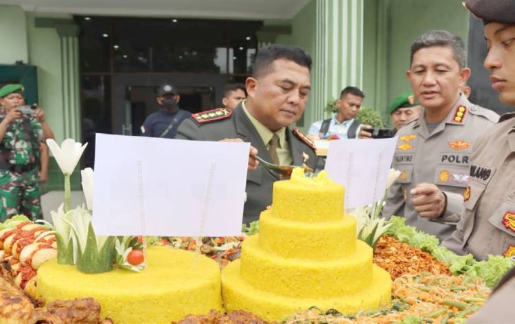Kapolrestabes Medan Beri Kejutan HUT TNI ke Dandim 0201 Medan