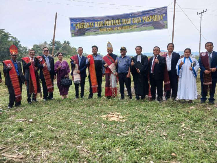 Tugu Toga Pakpahan Didirikan di Onan Runggu Samosir