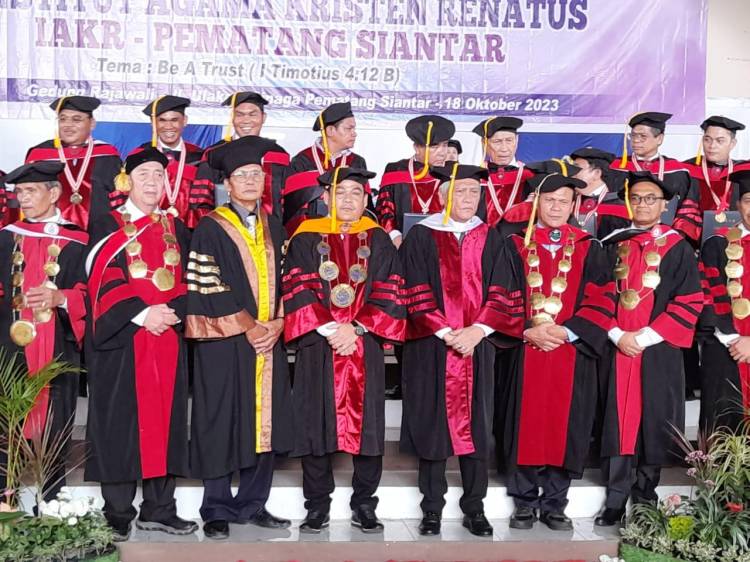 Rektor IAKR Pematangsiantar Mewisuda 179 Sarjana S1, S2 dan S3