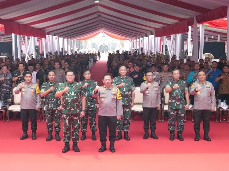 Panglima TNI-Kapolri Buka Baksos dan Bedah 70 Rumah 33 Tahun Mengabdi Akabri &lsquo;90