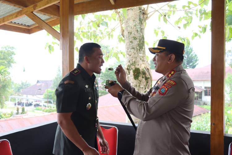 HUT ke-78 TNI, Kapolres Humbahas Berikan Kejutan ke Dandim 0210/TU