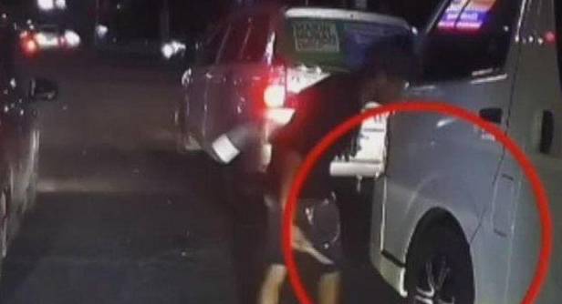 Viral di Medsos, Seorang Pengamen Tusuk Ban Mobil karena Tidak Diberi Uang