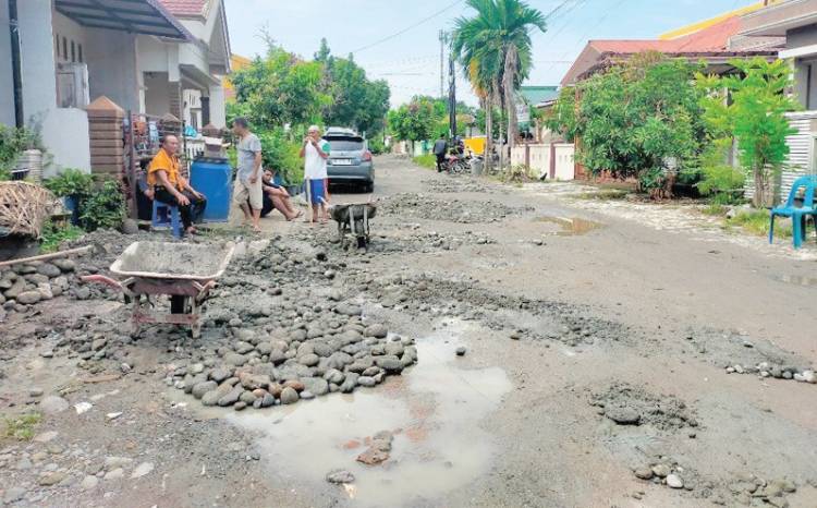 23 Tahun Tak Diperbaiki, Warga Jalan Purwosari Timbun Jalan Berlobang