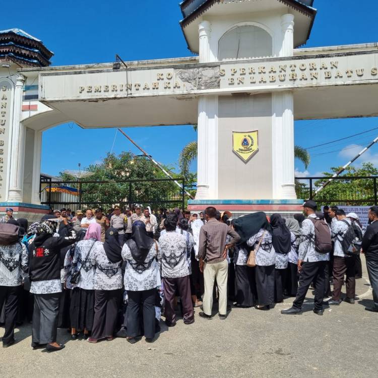 Belum Terima SK, Puluhan Guru Lulus Seleksi PPPK Unjukrasa di Kantor Bupati Labusel