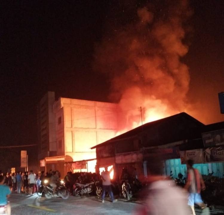 Rumah Apriono  di Aek Loba Pekan Terbakar