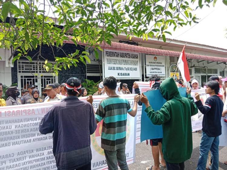 Massa LSM PMPRI Demo Desak Bupati Asahan Copot Kepala Bapeda Asahan
