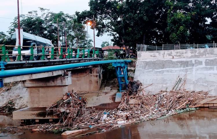 Sampah Menumpuk di Bawah Jembatan Sungai Deli Medan Labuhan