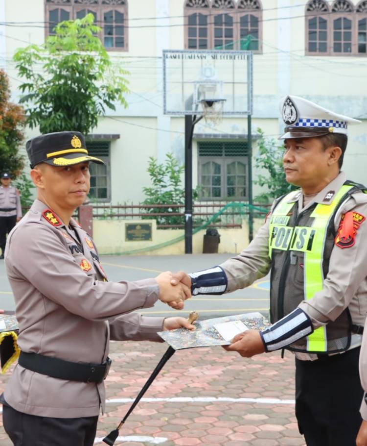 Personel Polres Samosir yang Berprestasi Menerima Reward dari Kapolres