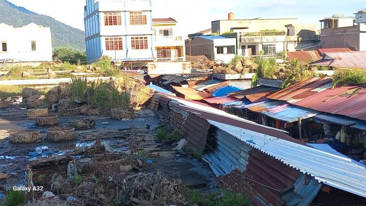 Sampah dan Rumput Liar Penuhi Atap Pusat Pasar Berastagi Karo