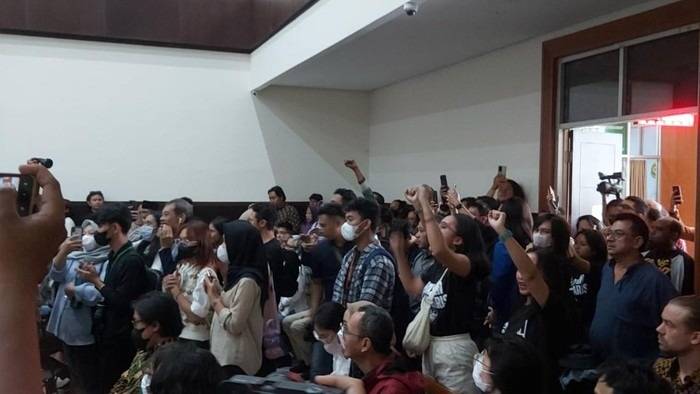 Hakim Tegur Pengunjung Sidang Haris Azhar yang Teriaki Jaksa