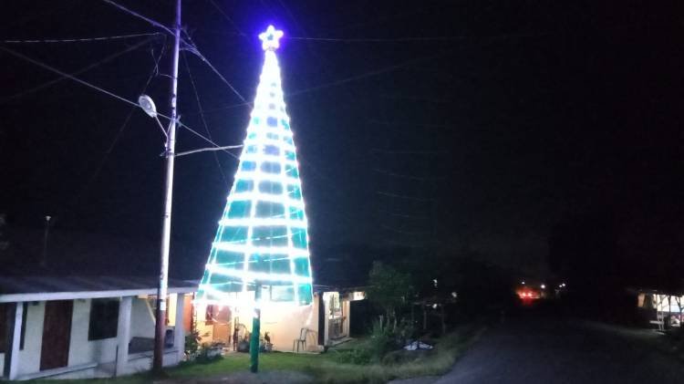 Kreasi Muda-mudi Siborna, Pohon Natal dari Bambu dan Pinang Berdiri Megah Hiasi Jalan Besar Sidamanik