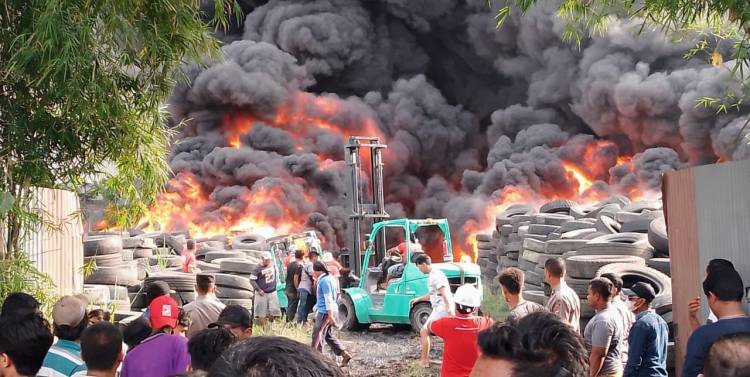 Gudang Ban Bekas dan Rumah di Marelan Terbakar