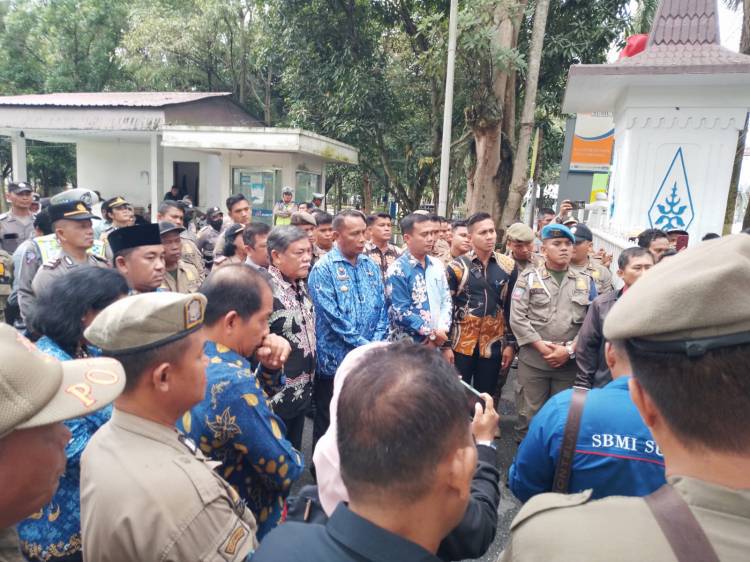 Ratusan Buruh Demo Tuntut Kenaikan UMK, Plt Bupati Deliserdang: Akan Ditindaklanjuti