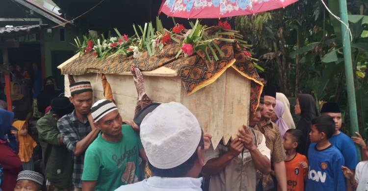 Sempat Nyasar ke Labuhan Deli, Jenazah IRT Dikebumikan di Hamparan Perak