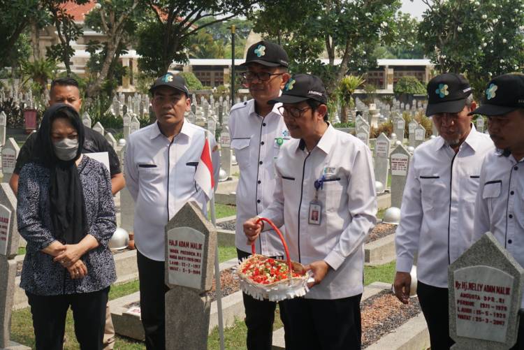 Rangkaian HKN ke-59, Direksi RS Adam Malik Tabur Bunga di TMP Kalibata