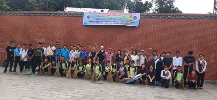 Peringati Hari Pahlawan, PHRI Simalungun Gelar Aksi Bersih di Pesisir Pantai Danau Toba