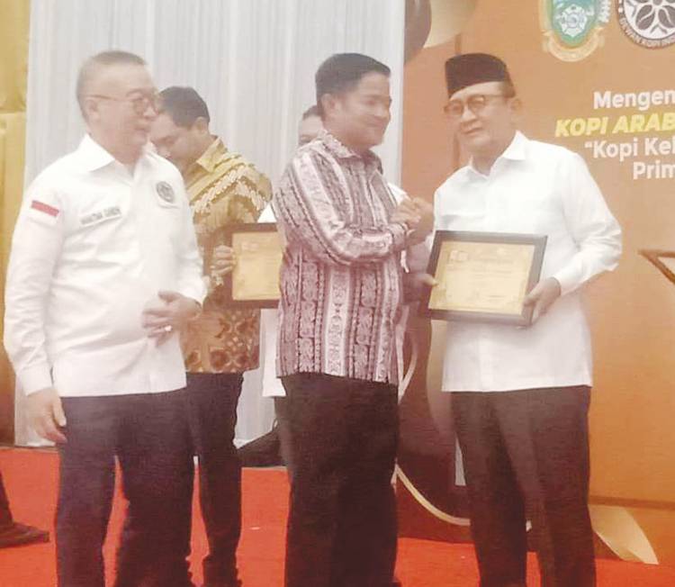 Dr RE Nainggolan Dianugerahi Tokoh Peduli Kopi Indonesia