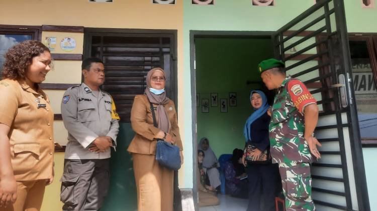 Bhabinkamtibmas Monitor Penyaluran BPNT kepada 300 Warga di Kelurahan Martoba