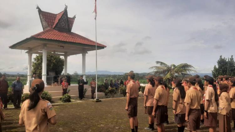 Peringati Hari Pahlawan di Makam Pahlawan Kiras Bangun di Batu Karang Karo Khidmat