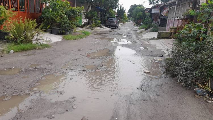 Belasan Tahun Jalan Murai Perumnas Mandala Rusak Parah