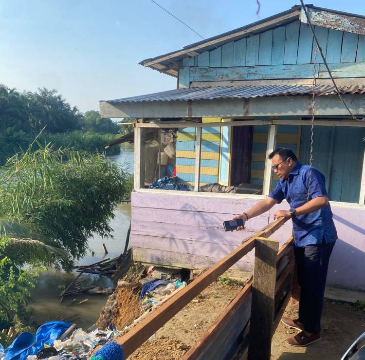 Wakil Ketua DPRD Tebingtinggi Tinjau Rumah Warga Nyaris Roboh Akibat Gerusan Aliran Sungai Padang