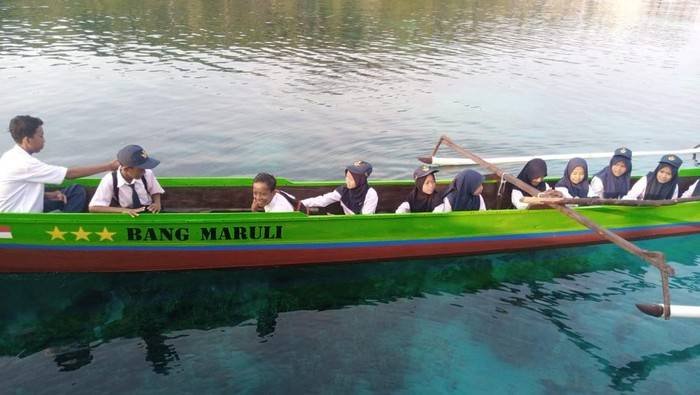 Pangkostrad Bantu Perahu “Bang Maruli” untuk Anak-anak Suku Bajo Pergi ke Sekolah