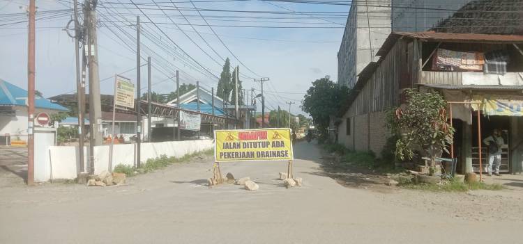 Jalan Pendidikan Perdagangan Ditutup karena Proyek Drainase