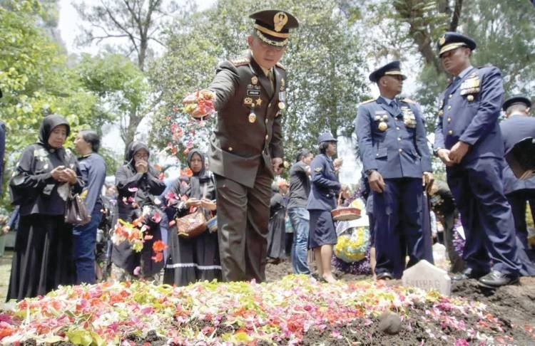 Pemakaman Awak Pesawat Super Tucano Penuh Tangis dan Haru
