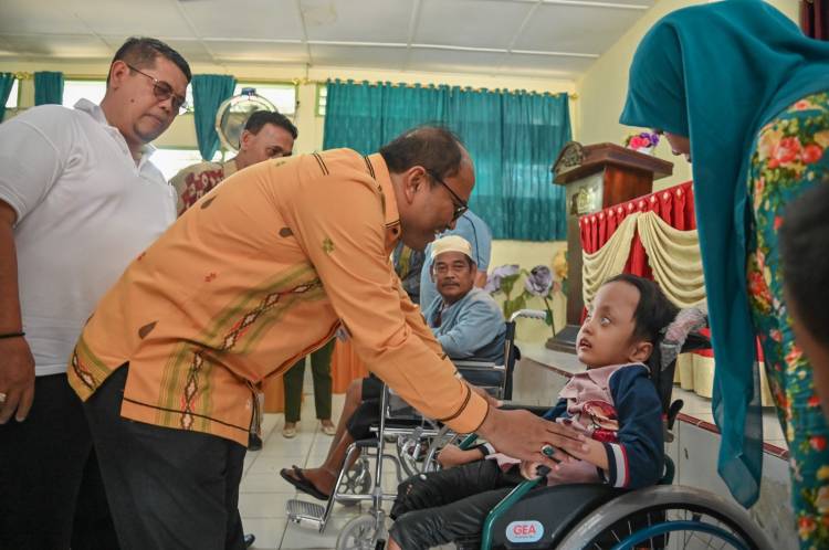 Penyandang Disabilitas di Padangsidimpuan Terima Bantuan