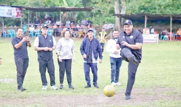 Menpora Saksikan Pertandingan Sepak Bola Antarkampung di Desa Motung