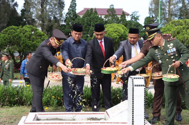 Hari Pahlawan Nasional di Karo Dirangkai Ziarah di Makam Pahlawan