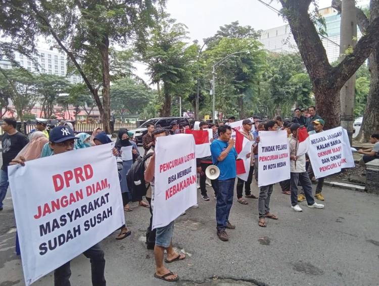 Massa AMPKS Unjuk Rasa ke DPRD SU Desak Pemerintah Tindak Tegas Mafia Pencuri Listrik