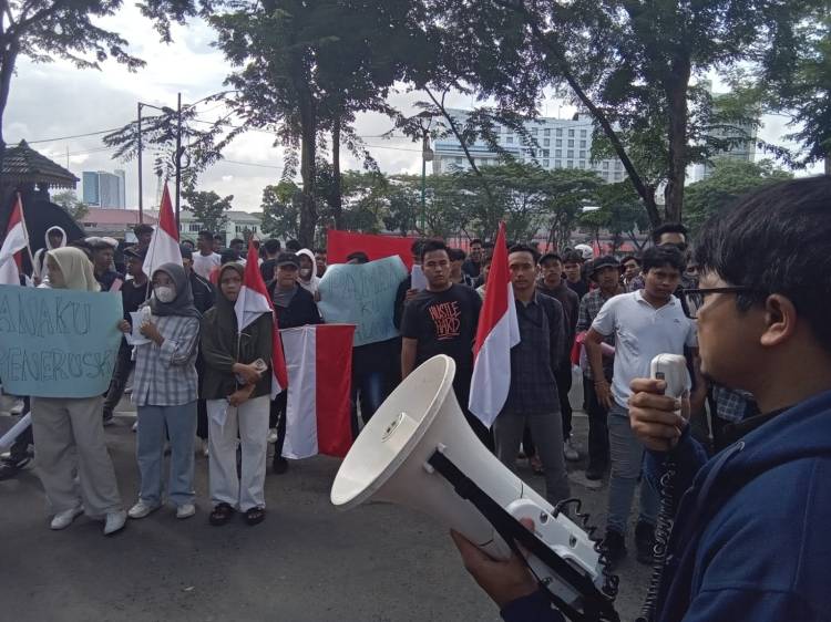 Massa Mahasiswa dan Pemuda Unjuk Rasa ke DPRD Sumut Ajak Masyarakat Selamatkan Demokrasi