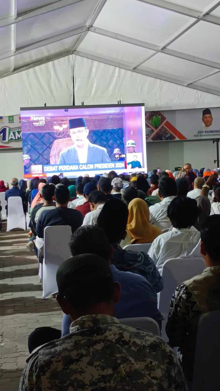 Relawan Amin dan Kader 3 Partai Nobar Debat Pilpres Pertama