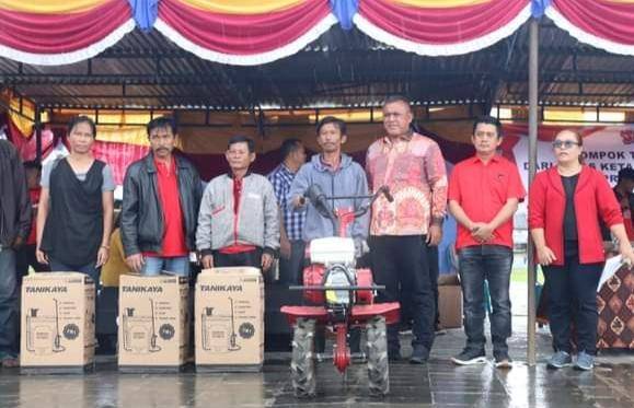 Ketua Fraksi PDIP DPRD Sumut Serahkan 500 Handsprayer kepada Koptan Simalungun Atas