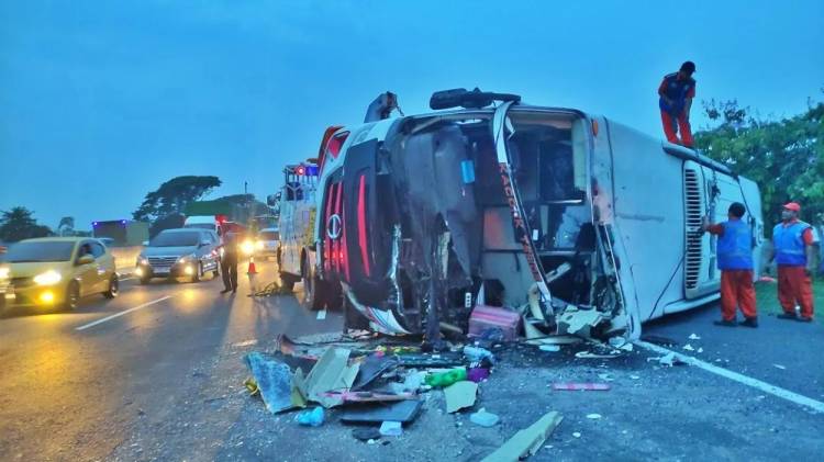 Kecelakaan Bus di Tol Cipali, 12 Orang Tewas 7 Luka-luka