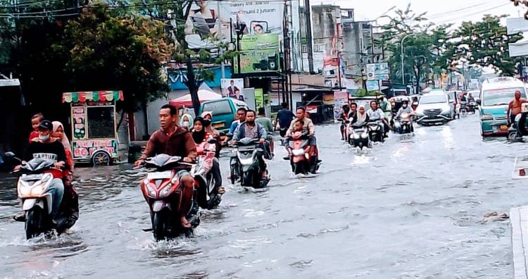 Diguyur Hujan Deras, Ratusan Rumah dan Jalan Raya di Marelan Terendam Banjir